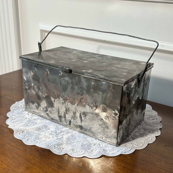 Mexican punched tin lidded / hinged box with wire handle - Picture 2 of 7